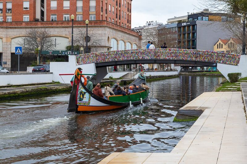 Aktivitäten in Aveiro: Fahrt mit einem Moliceiro Ein traditionelles Moliceiro fährt auf einem Kanal durch Aveiro.