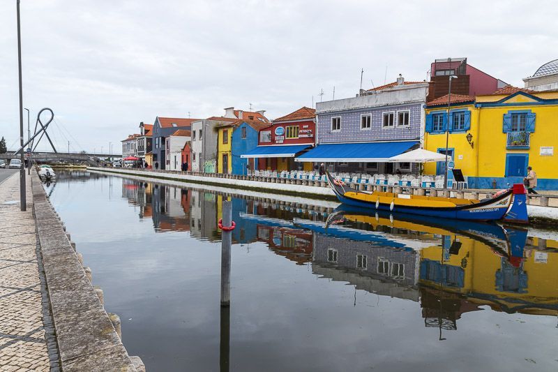 Stadtrundgang Aveiro: Hafenviertel Hafenviertel in Aveiro, Portugal, mit Boot und bunten Häusern.