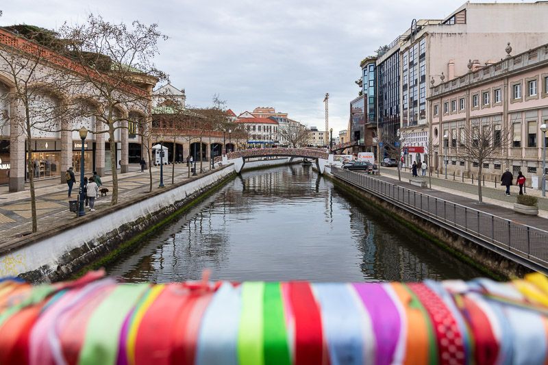 Innenstadt von Aveiro Blick von einer Brücke auf die Innenstadt mit Kanal von Aveiro, Portugal.