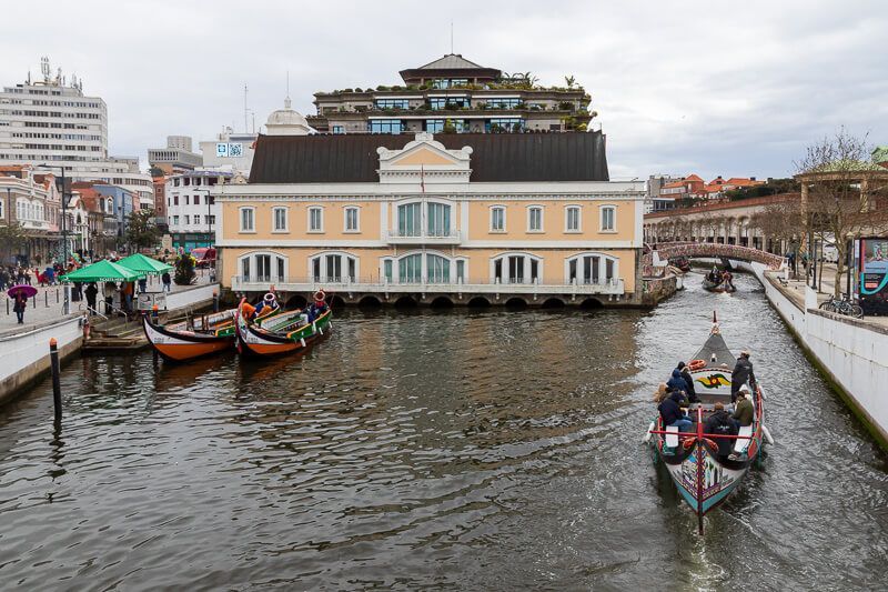 Kleiner Hafen in Aveiro, in dem die bunten traditionellen Moliceiros liegen.