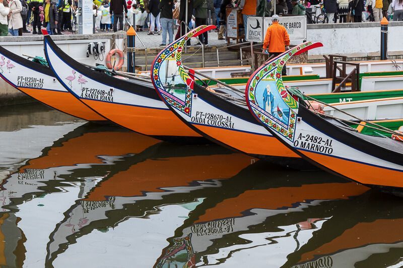 Sehenswürdigkeit Aveiro: Bunte traditionelle Moliceiros Kunstvoll gestaltete Bugs der traditionellen Moliceiros in Aveiro.