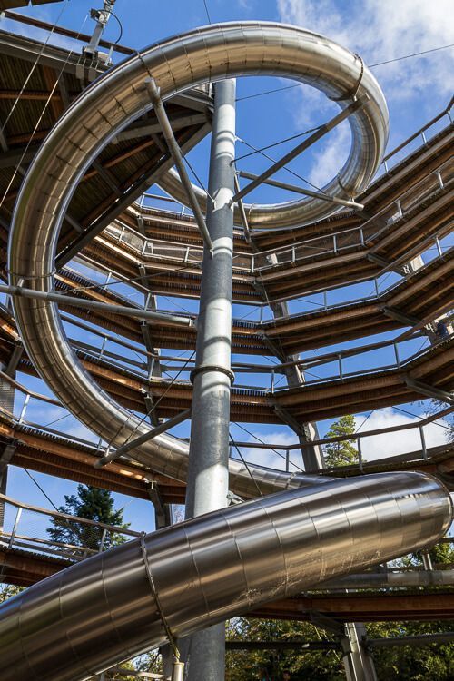 Die Tunnelrutsche des Aussichtsturmes windet sich spiralförmig zu Boden.