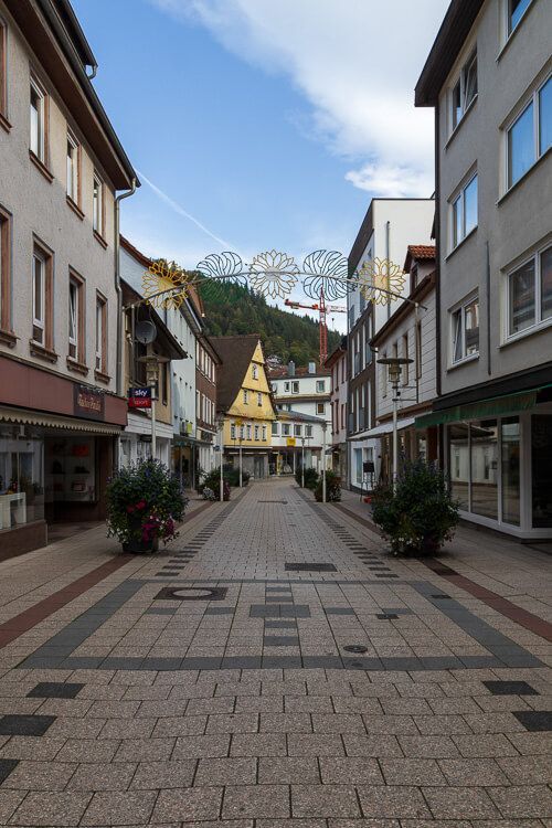 Fußgängerzone in Bad Wildbad am Morgen. Noch ist sie menschenleer. Fußgängerzone in Bad Wildbad am Morgen. Kein Mensch ist auf der Straße.