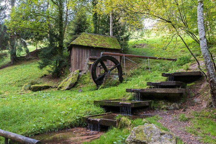 Schwarzwald Mühlrad im Kurpark von Bad Wildbad Schwarzwald Mühlrad im Kurpark von Bad Wildbad, das sattgrün bemoost ist.