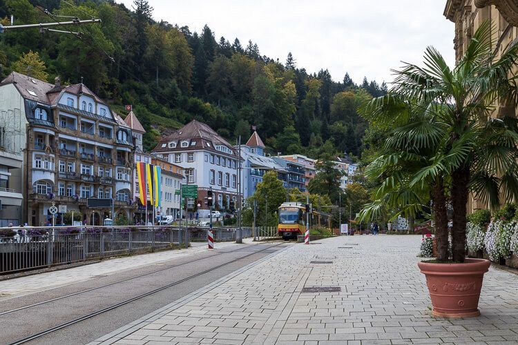 Bad Wildbad an der Straßenbahn-Haltestelle Kurpark. Bad Wildbad an der Straßenbahn-Haltestelle Kurpark. Eine Straßenbahn ist kurz vor der Abfahrt.