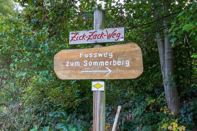 Mit dem Schild kannst du dich nicht nicht verlaufen. Wegweiser Zick-Zack-Weg und Fußweg zum Sommerberg.