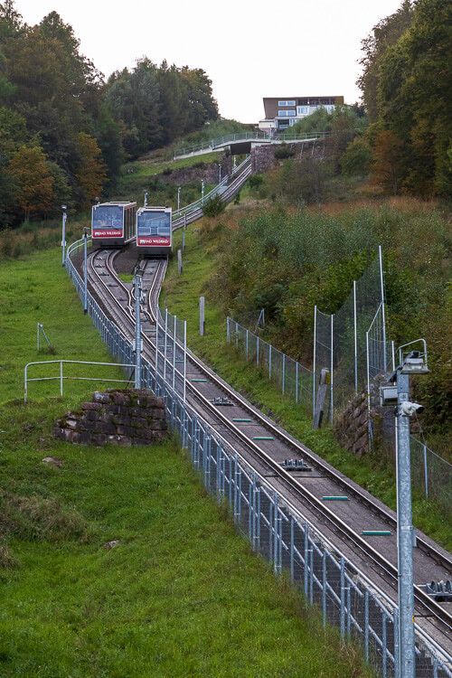 Sommerbergbahnen treffen sich bei Auf- und Abfahrt. Zwei Sommerbergbahnen treffen sich auf der Strecke am Sommerberg und fahren aneinander vorbei - die eine ins Tal von Bad Wildbad, die andere zur Bergstation.