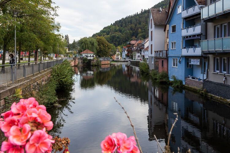 Bad Wildbad mit Blick auf die Enz. Blick von einer Brücke auf die Enz in Bad Wildbad, die durch die Stadt fließt.