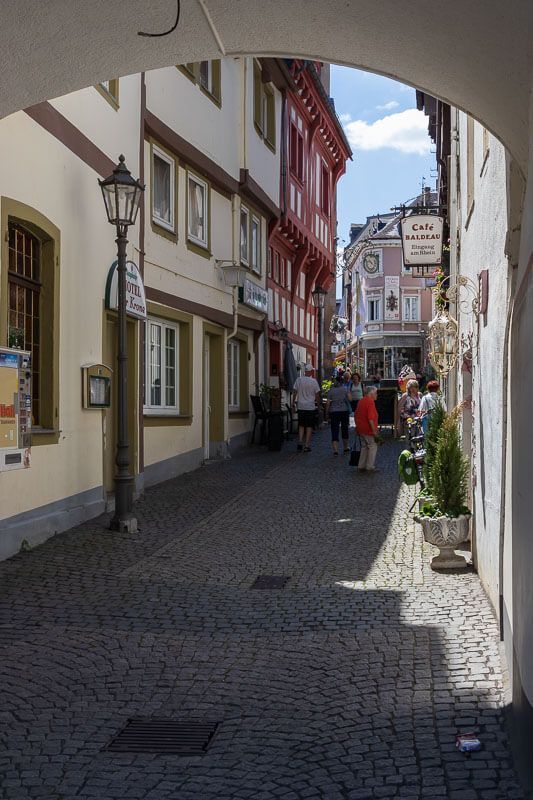 Blick durch das Kronentor in die Altstadt von Boppard. Blick durch das Kronentor in Boppard, dem Eingang zur Altstadt.