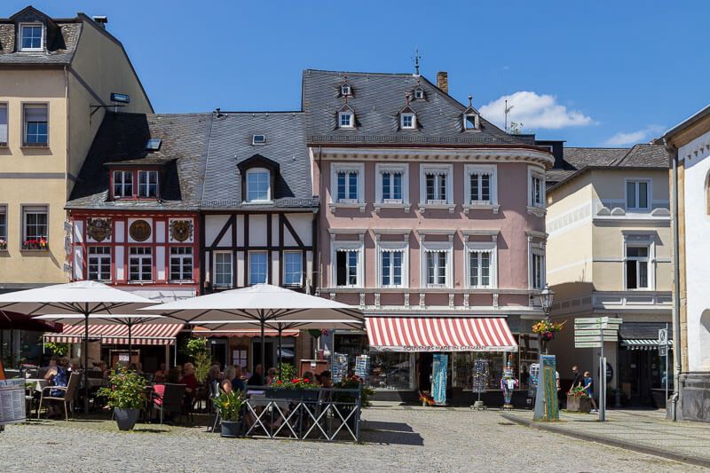 Marktplatz in der Altstadt von Boppard. Am Marktplatz von Boppard stehen viele kleine Fachwerkhäuser.