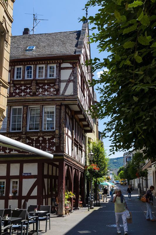 Fachwerkhaus in der Fußgängerzone von Boppard. Fachwerkhaus mit kunstvollen Verzierungen in der Fußgängerzone von Boppard.