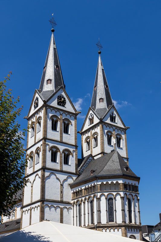 Basilika St. Severus in Boppard. Basilika St. Severus in Boppard mit ihren weißen Türmen.