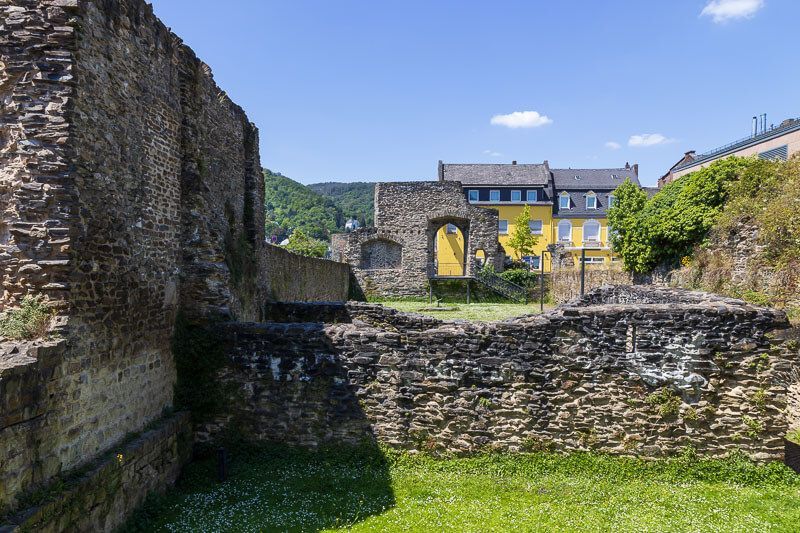 Römerkastell in Boppard. Weite Sicht auf das Römerkastell in Boppard, mit Wohnhäusern im Hinterrgrund.