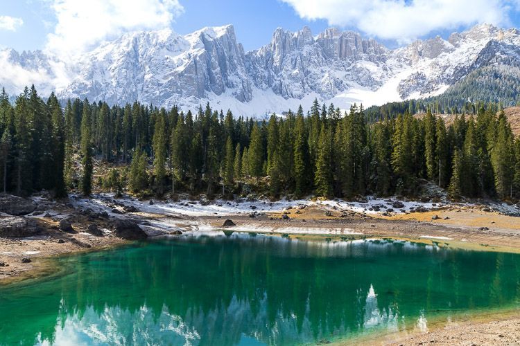 Ausflug von Bozen zum Karer See. Eindrucksvollem märchenhafte Kulisse am Karer See in Südtirol mit Latemar, Tannen und dem smaragdgrünen See.