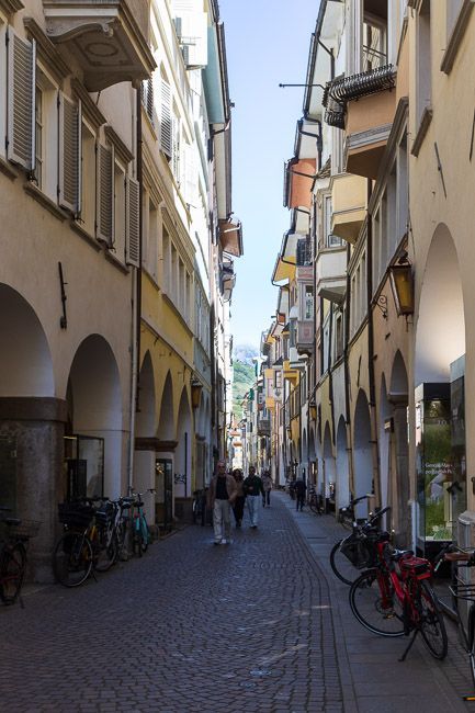 Die Laubengasse in Bozen ist bekannt für ihre Laubengänge und den sich darunter befindenden Geschäften.