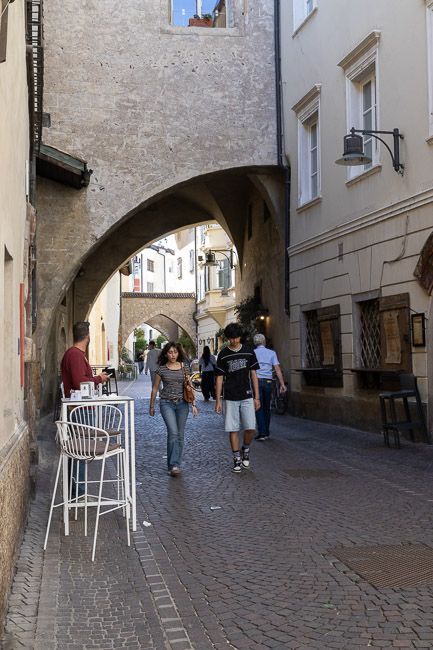Sehenswert bei einem Stadtrundgang durch Bozen ist der Halbbogen in der Dr.-Streiter-Gasse.