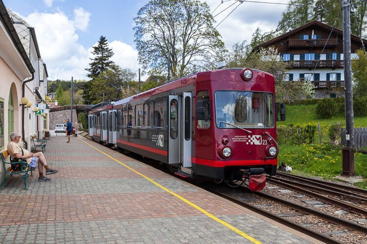 Ausflug mit der Rittner Bahn von Oberbozen nach Klobenstein. Rittner Schmalspurbahn am Bahnhof in Klobenstein.