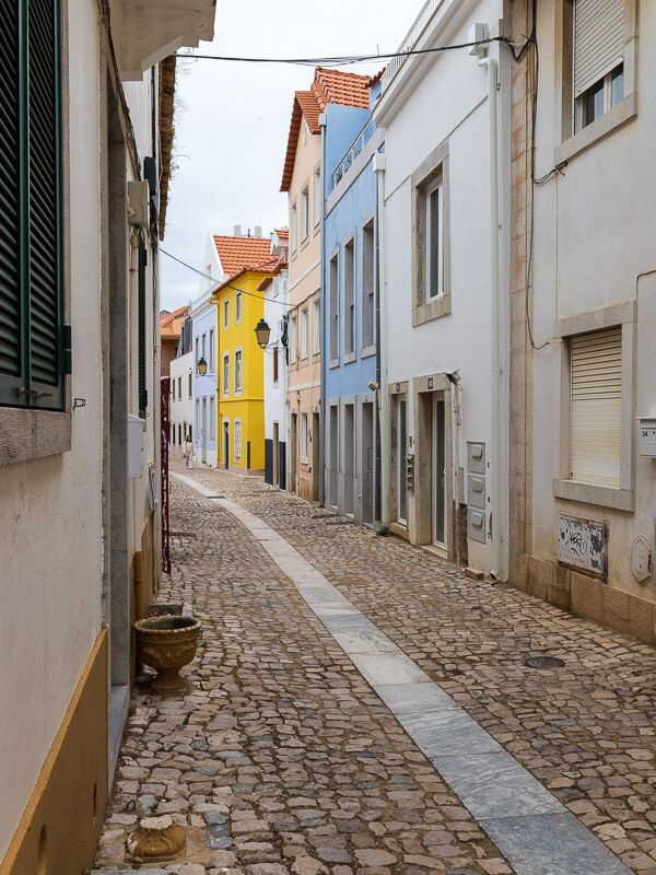 Altstadt von Cascais, Portugal, mit schmalen Straßen. Hier ist nur wenig los.