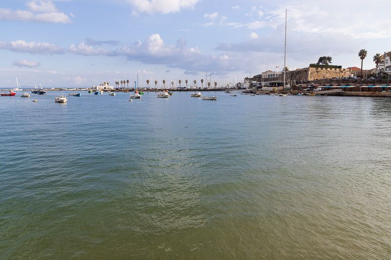Am Hafen von Cascais herrscht ruhige Stimmung Fischerhafen von Cascais, viele Boote schaukeln sanft auf dem Wasser.