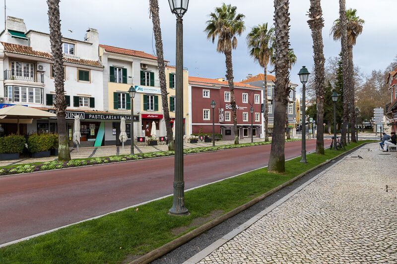 Palmenallee in Cascais Die beliebte Palmenallee im Zentrum von Cascais mit vielen Restaurants und Cafés.