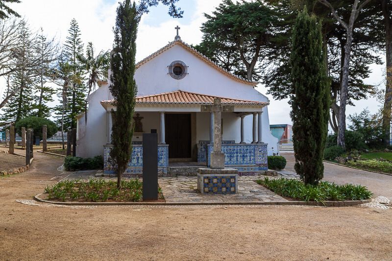 Kapelle São Sebastião in einem Park von Cascais Eine kleine Kapelle steht am Eingang eines Parks.