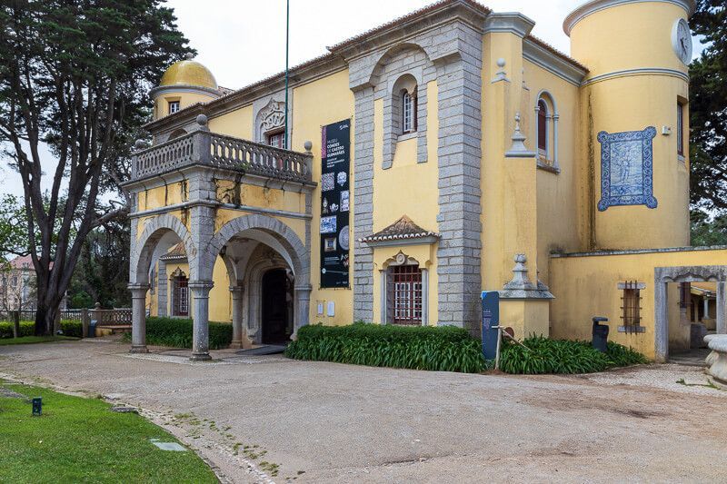 Sehenswert: dieses Museum in Cascais Museu Condes de Castro Guimarães mit seiner gelben Fassade.