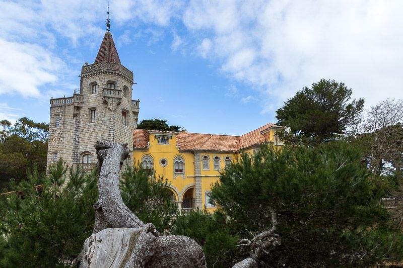 Eine von vielen Villen, die in Cascais umfunktioniert wurde Das gelbe Museu Condes de Castro Guimarães mit Turm steht in einer kleinen Bucht von Cascais.