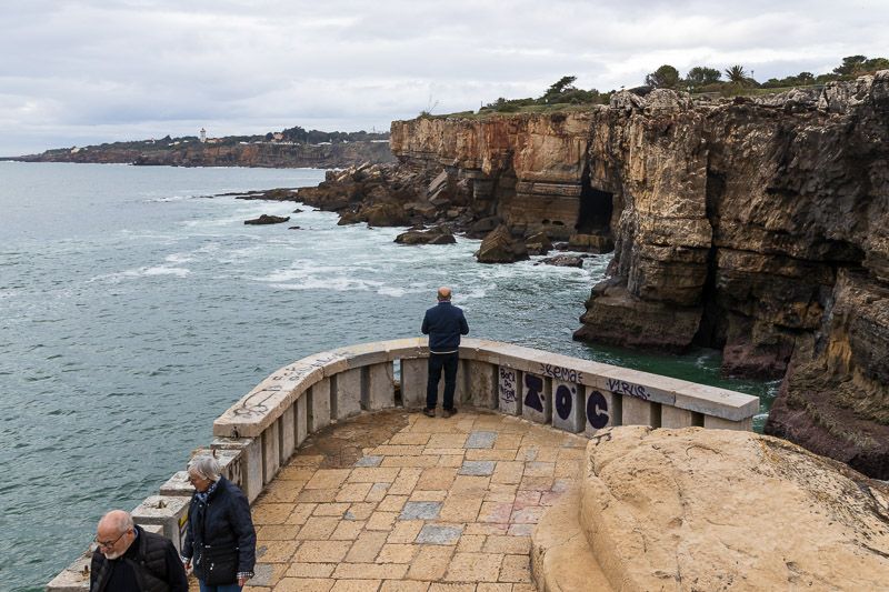 Sehenswürdigkeit Cascais: Boca do Inferno Besucherplattform an der Außenseite von Boca do Inferno.