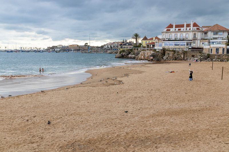 Praia da Conceição Strand Praia da Conceição in Cascais, Portugal. Nur wenige Besucher sind vor Ort.