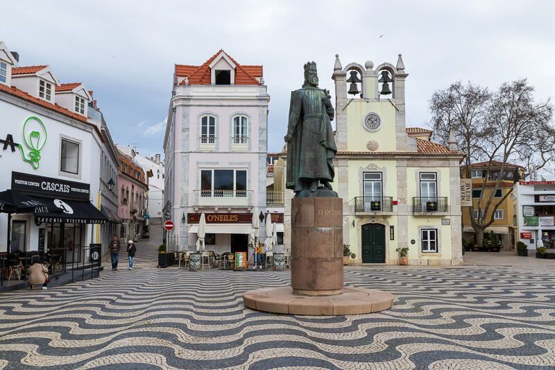 Altstadt von Cascais mit kunstvollem Pflaster Altstadt von Cascais mit Statur von Dom Pedro I