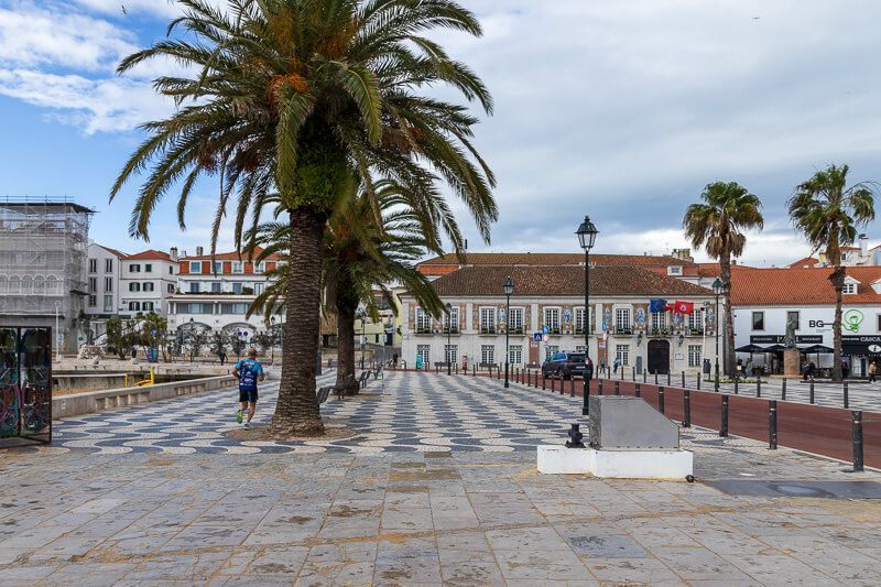 Urlaub in Cascais mit tollen Eindrücken Zentrum von Cascais mit einer palmengesäumten Allee.