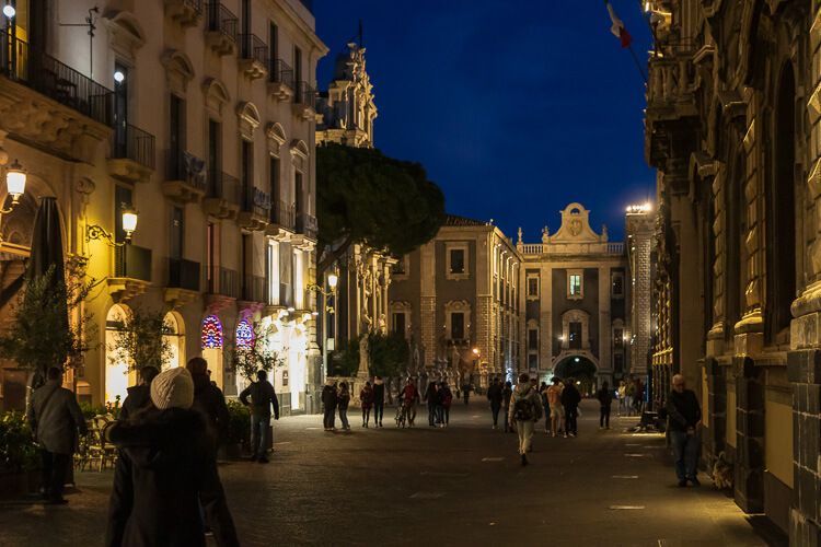 Romantische Abendstimmung in Catania auf der Via Etnea Erleuchtete Via Etnea mit Blick auf die Piazza del Duomo in der Altstadt von Catania.