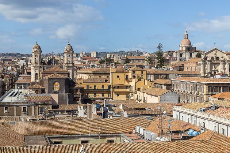 Blick von der Kuppel Chiesa della Badia di Sant’Agata über Catania Über den Dächern von Catania mit Blick auf die barocken Kirchen und Kuppeln.