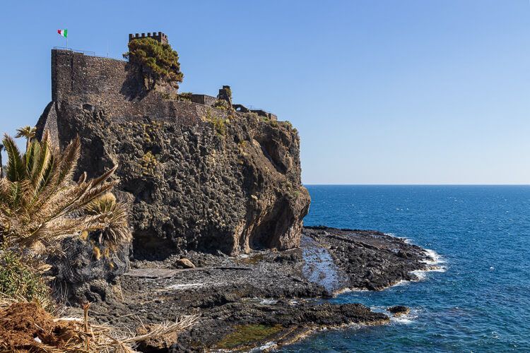 Ausflug von Catania nach Aci Castello Normannisches Kastell in Aci Castello, das aus dem Meer herausragt.