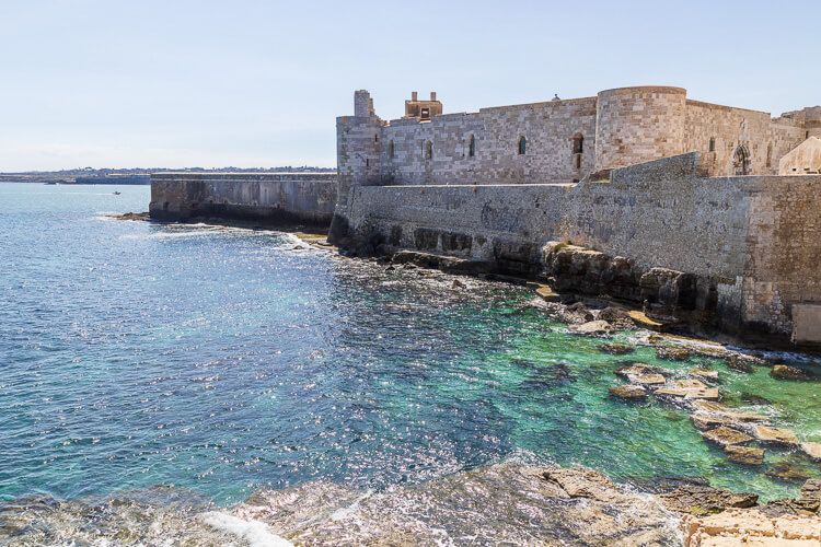Ausflug von Catania nach Syrakus Castello Maniace in Syrakus am türkisblauen Mittelmeer.