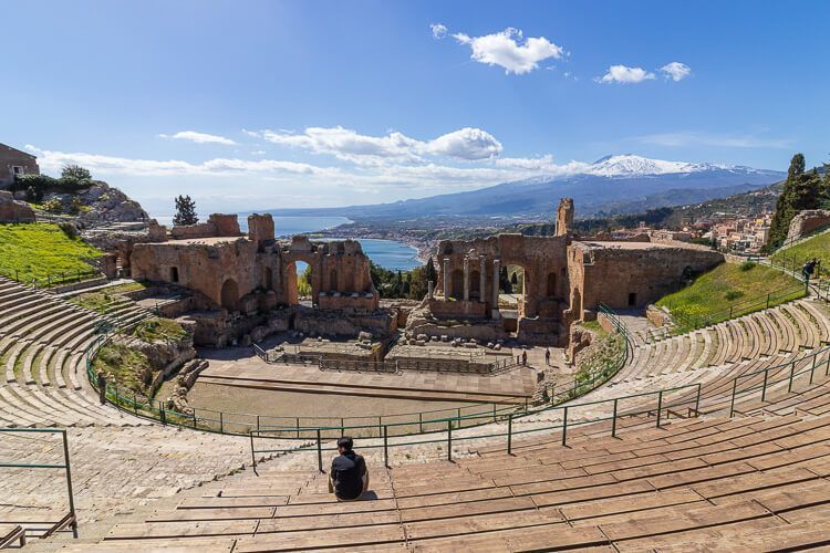 Antikes Theater in Taormina, Sizilien, vom obersten Rang. Antikes Theater in Taormina, Sizilien, vom obersten Rang. Im Hintergrund thront der Ätna.