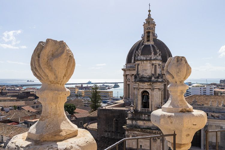 Blick von der Kuppel der Chiesa della Badia di Sant’Agata. Von der Kuppel der Chiesa della Badia di Sant’Agata blickt man auf die Kuppel der gegenüberliegenden Kathedrale von Catania.