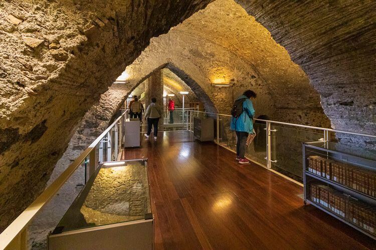 Ausgebautes Kellergewölbe im Benediktinerkloster Catania. Ausgebautes Kellergewölbe mit historischen Funden und Büchern im Benediktinerkloster Catania.