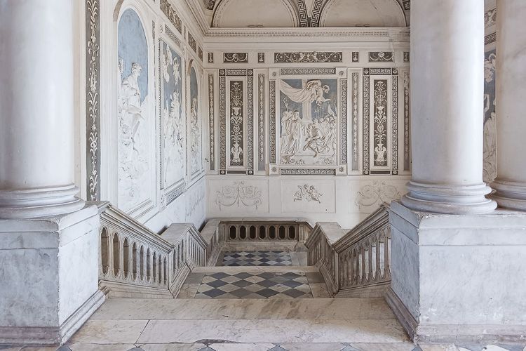 Treppenhaus im Benediktinerkloster in Catania. Weitläufiges, elegantes Treppenhaus im Benediktinerkloster in Catania. Fresken und Säulen zieren die Wände.