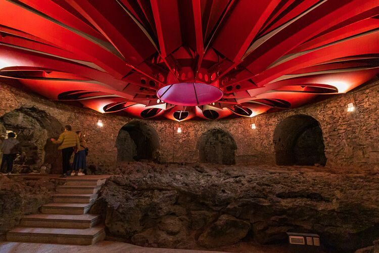 Kellergewölbe mit Metallkonstruktion im Kloster. In einem Kellergewölbe des Benediktinerkloster Catania wird die Decke von einer massiven roten Metallkonstruktion getragen.