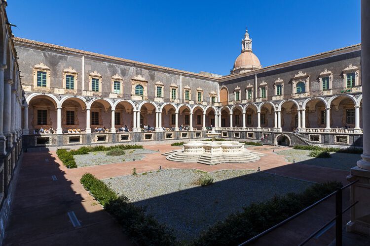 Was für ein schöner Kreuzgang! Innenhof des Benediktinerklosters in Catania mit Kreuzgängen.