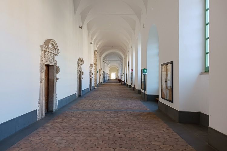 Schlichte, aber lange Flure im Benediktinerkloster in Catania. Unendlich lange Flure im Benediktinerkloster in Catania.