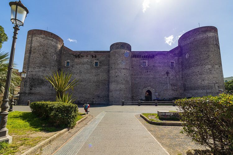 Mächtiges Castello Ursino in Catania. Das wuchtige Castello Ursino frontal aufgenommen.