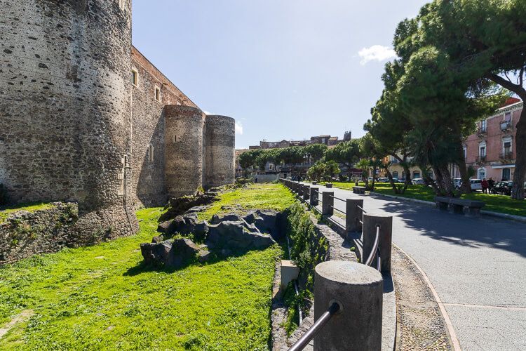 Castello Ursino: Gut zu sehen ist der mit Lava aufgefüllte Burggraben. Castello Ursino in Catania mit Rundweg. Gut zu sehen ist der mit Lava aufgefüllte Burggraben.