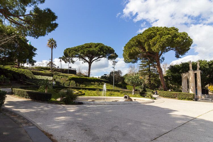 Giardino Bellini in Catania im Eingangsbereich Giardino Bellini in Catania im Eingangsbereich mit Springbrunnen und Pinien.