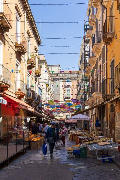 Immer einen Besuch wert: Markttag in Catania Markt in einer Seitenstraße von Catania.