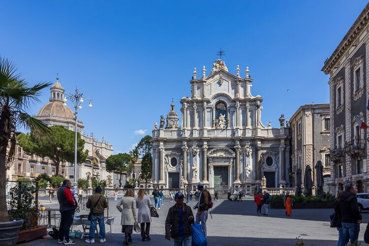 Sehenswürdigkeit in Catania: Piazza del Duomo Piazza del Duomo in Catania bei schönstem Wetter. Die Fassade der Kathedrale di Sant’Agata sticht durch ihre Opulenz besonders hervor.