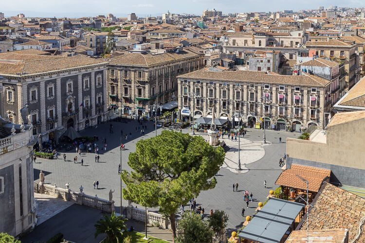 Die Piazza del Duomo aus der Vogelperspektive. Die Piazza del Duomo aus der Vogelperspektive. Die vielen Palazzi und die Bauart mit Lavastein sind gut zu erkennen.