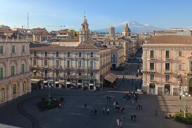 Blick auf die Piazza Piazza Università sowie die Via Etnea . Blick auf die Piazza Piazza Università sowie die Via Etnea von der Dachterrasse eines Gebäudes aus.