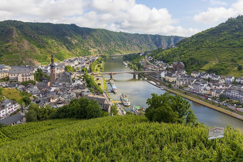 Cochem aus der Vogelperspektive Die Stadt Cochem an der Mosel umgeben von grünen Weinbergen.